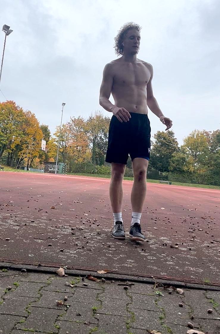 Jakob vom Dahl auf dem Sportplatz